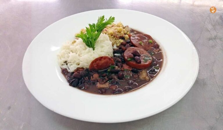 Brazīlijas melno pupiņu sautējums